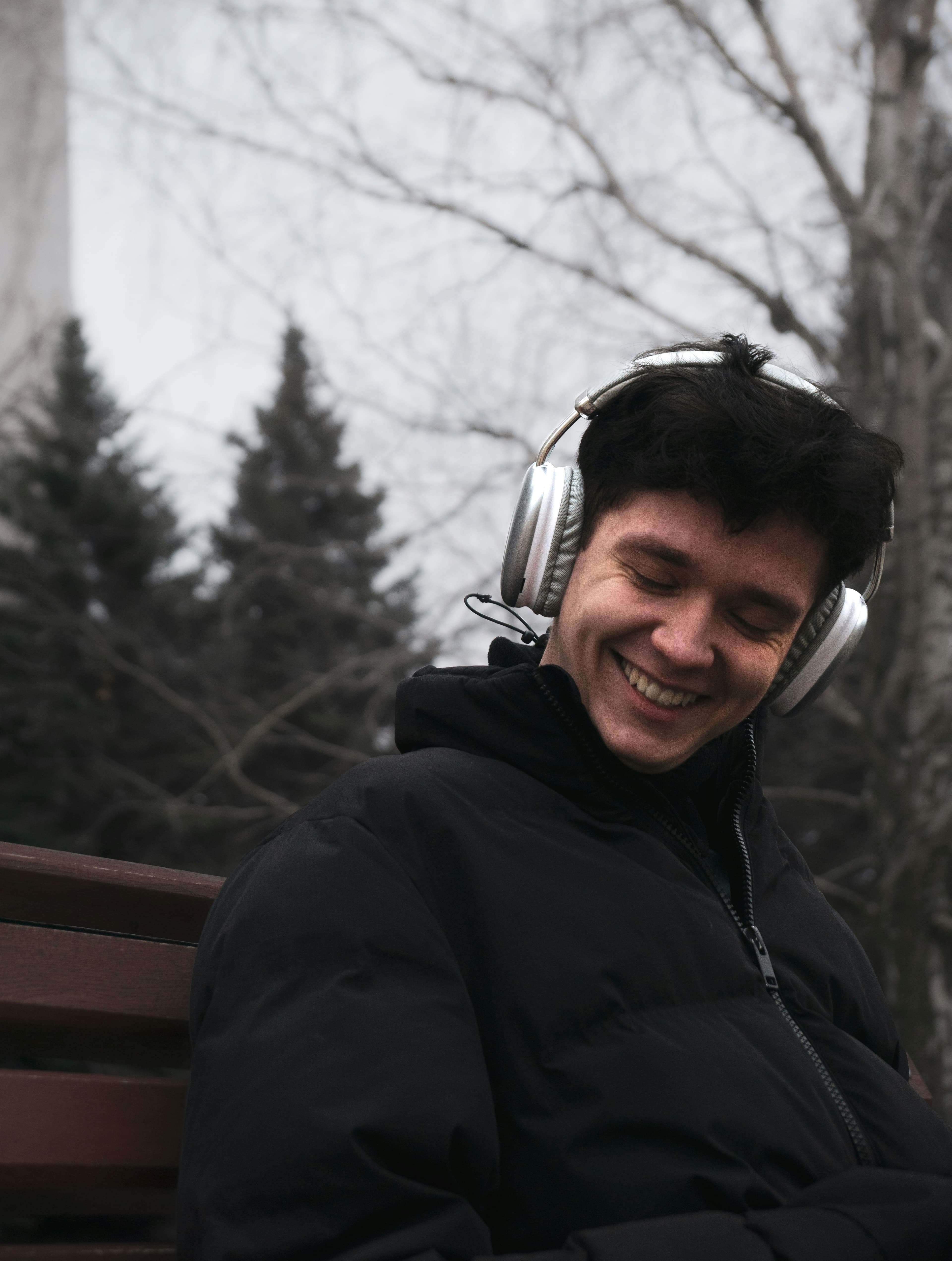 Blije ontvanger luistert naar haar persoonlijk lied